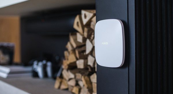 KIT DE AJAX CONTIENT (HUB DETECTEUR ILS SIRENE TELECOMMANDE)